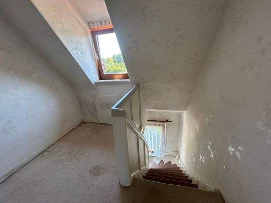 3031 Treppenaufgang ins DG