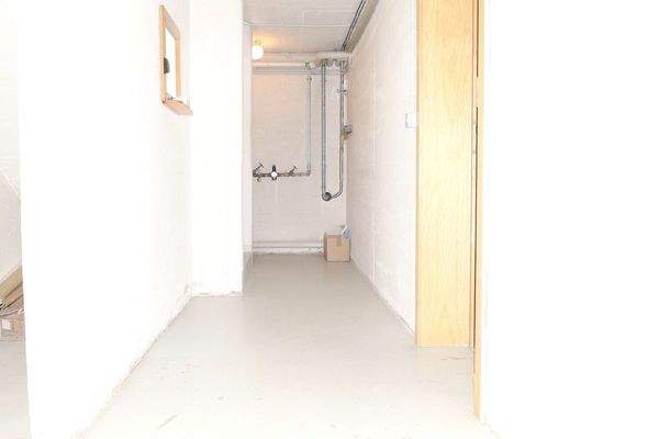32-Kellerflur-zur-Garage