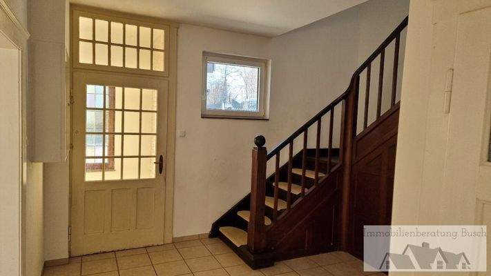 Flur und Treppe (linke DHH)