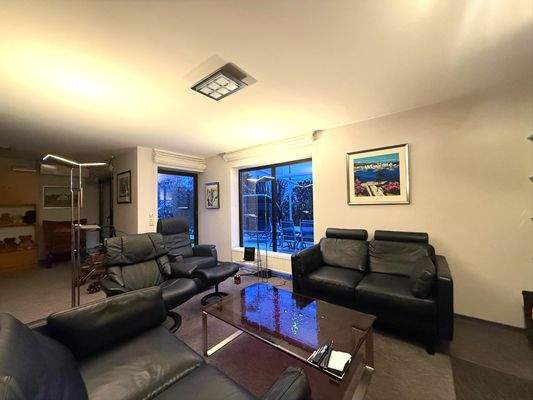 Wohnzimmer mit Blick in den Garten 