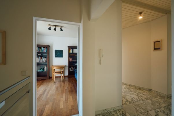 Dachgeschoss, Flur mit Blick in ein Zimmer