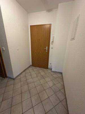 Eingangsbereich mit Holztür