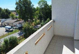 Balkon mit Blick zur Stadt