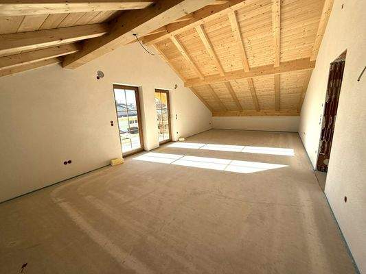 großräumiges Wohnzimmer mit Balkonzugang