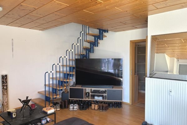 Whg. rechts Wohnen/Treppe DG