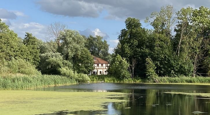 Idyllischer Blick auf das Gebäude