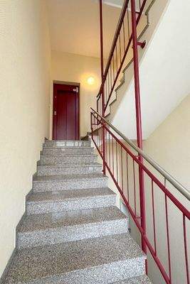 Treppenhaus-mit-Fahrstuhl