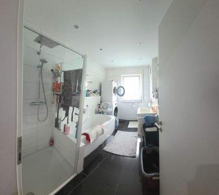 Modernes Tageslichtbad mit bodenebener Dusche