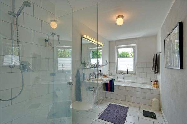 Bad mit Dusche und Badewanne