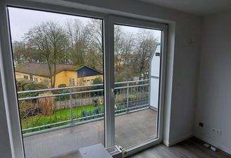 Wohnzimmer und Südbalkon