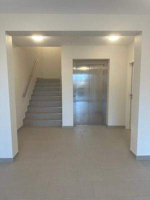 Treppenhaus mit Fahrstuhl.jpg