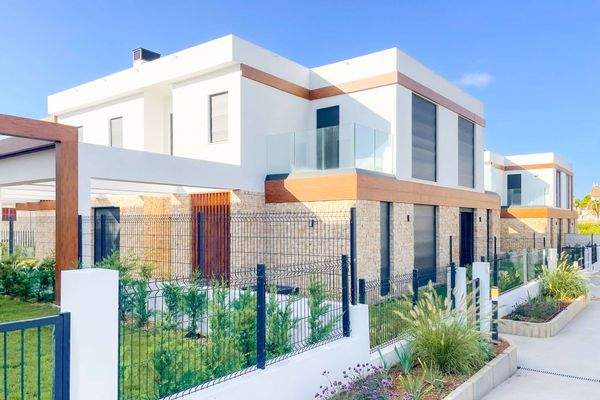 Frontansicht auf die Villa