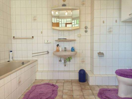 1st floor: Bright full bath