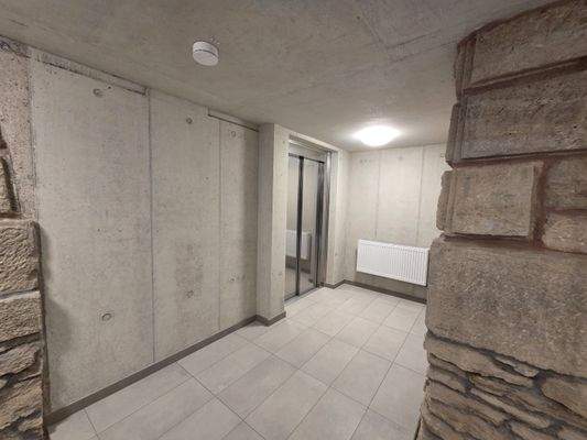Keller mit Fahrstuhl