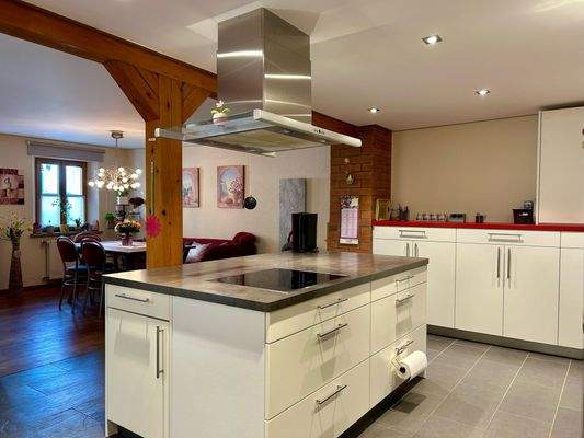 modernisierte Küche mit Kochinsel