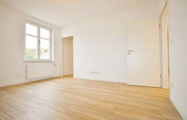 Schlafzimmer mit Zugang zum Ankleidezimmer