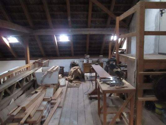 Dachboden Halle Rechts Eingang ins Dachboden von Haus.JPG