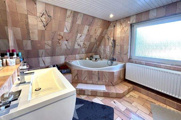 Badezimmer mit Wanne