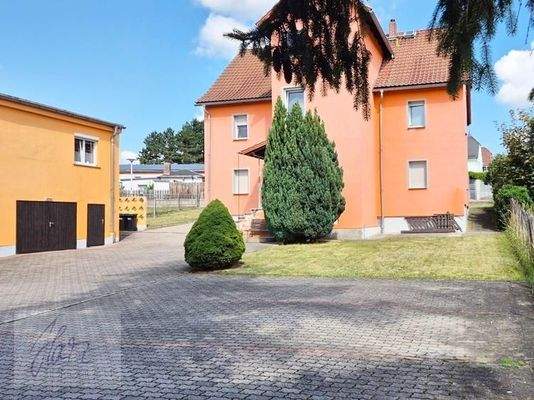 Hofansicht mit Haupt- und Nebengebäude