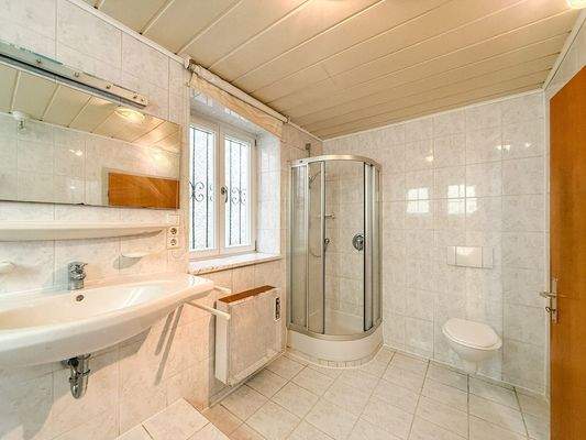 EG Badezimmer mit Dusche