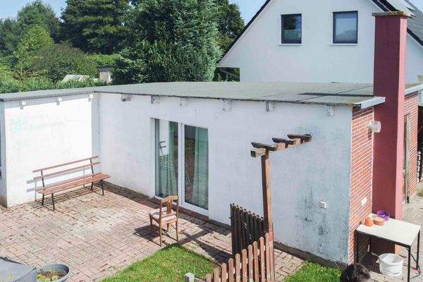 Nebengebäude mit Terrasse