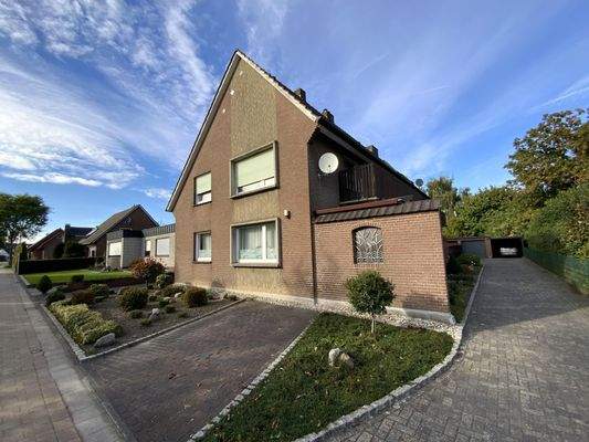 Straßenansicht mit Auffahrt zur Garage