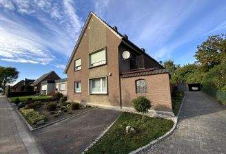 Straßenansicht mit Auffahrt zur Garage