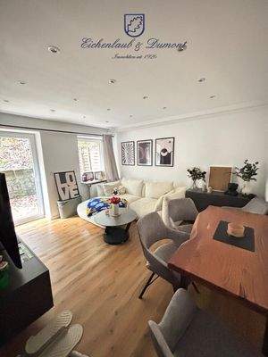 Wohnzimmer mit Ausgang Terrasse