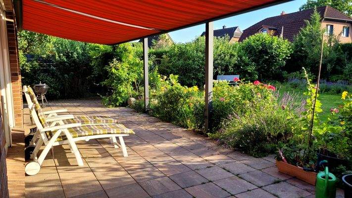 Terrasse mit Glasüberdachung und Markise.jpeg