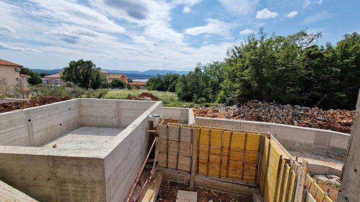 Pool Rohbau mit Blick zum Meer