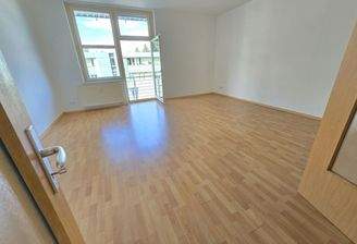 Wohnzimmer mit Westbalkon