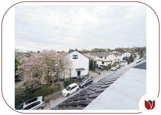 Balkon mit Zugang zu kleinem Abstellraum
