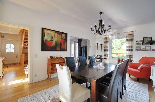 Wohn-/Essbereich mit bodentiefen Fenstern