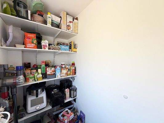 OG Hauswirtschaftsraum: Echt praktisch für Vorräte. Auch mit Wasseranschluss für eine Waschmaschine