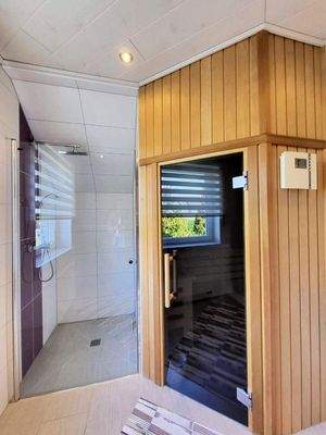Sauna mit Dusche im OG
