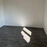 Leerer Raum mit Holzboden