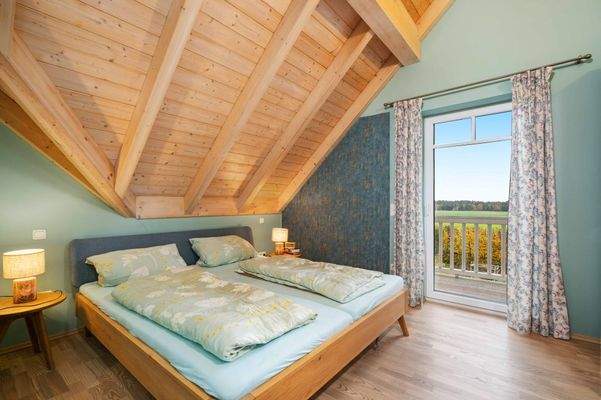 Elternschlafzimmer mit großem Balkon und Weitblick