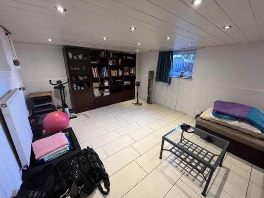 wohnlich ausgebauter Kellerraum