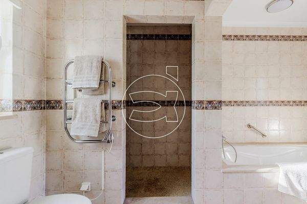 22%20BATHROOM%20(1).JPG