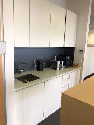 hochwertige Teeküche mit Theke