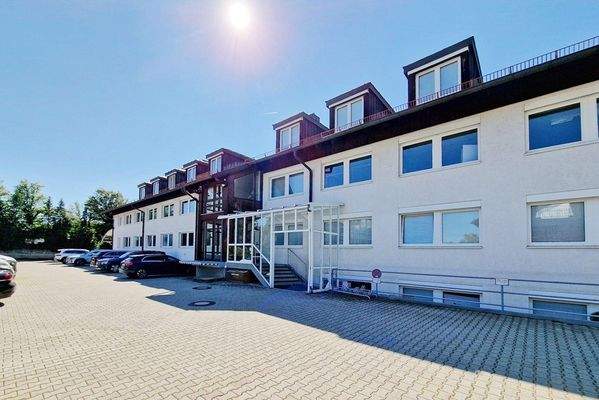 Außenansicht-Eingang-Parken