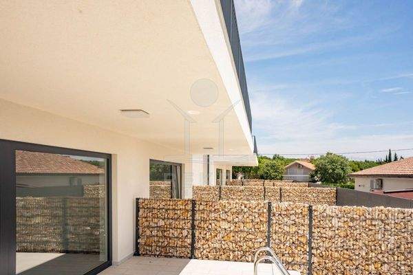 Exklusive Außenanlage mit Pool und Terrasse