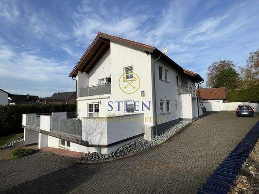 Anwesen Westseite mit gr. Süd-Terrasse