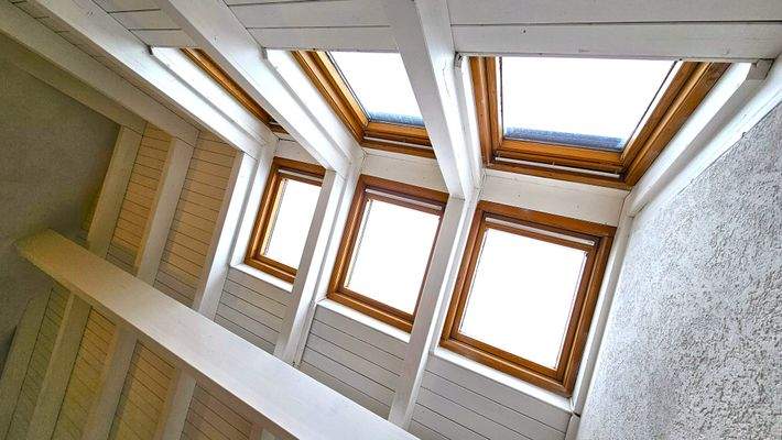 Elektrisch gesteuerte Dachfenster über
dem Luftraum