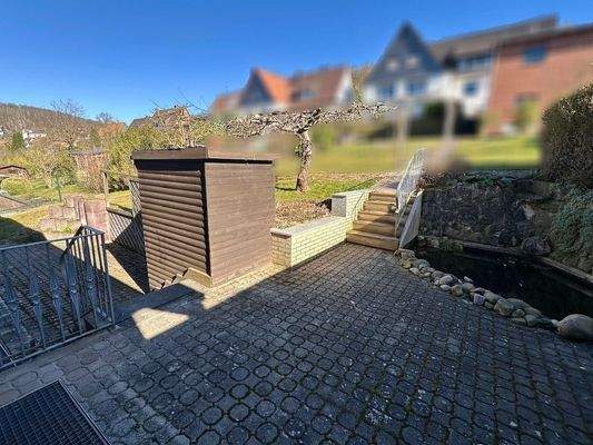 und Terrassen-/Gartenbereich.