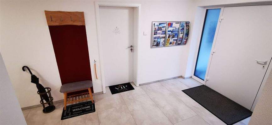 Haupteingang mit Zusatzzimmer