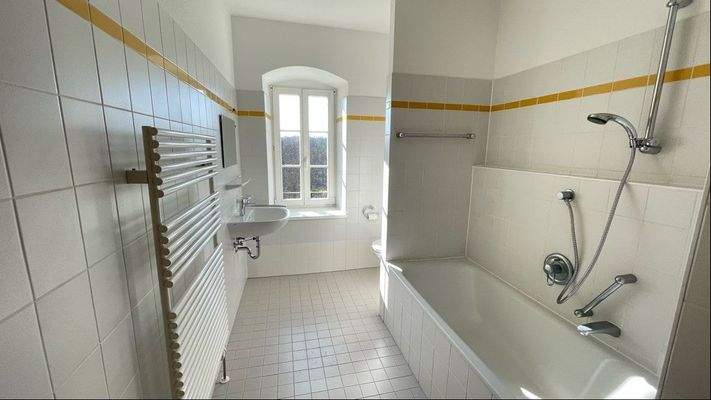 Tageslichtbad mit Wanne