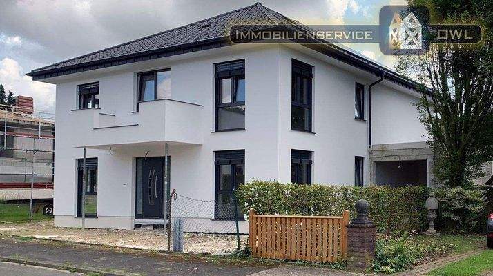 Nordansicht mit Garage und Vorgarten