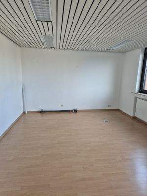 großes Arbeitszimmer hinten.jpg