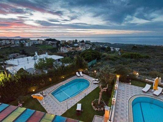 Kreta, Roussospiti: Einzigartige Villa mit separatem Apartment auf großem Grundstück mit Pool zu verkaufen